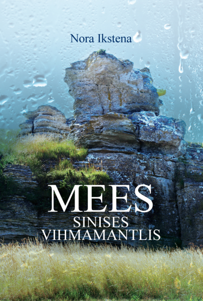 Mees sinises vihmamantlis